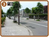 3.まっすぐ進むと住宅街右手に真栄西公園が見えてきます。